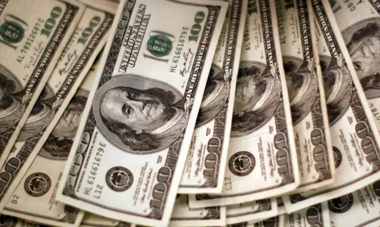 Dólar sobe para R$ 5,68 com anúncio de acordo entre EUA e China