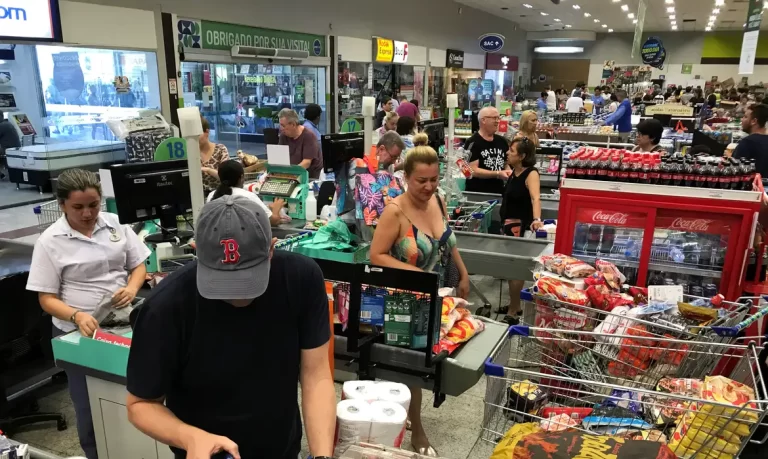 Supermercados defendem contrato de trabalho por hora