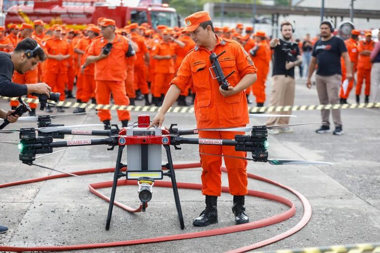 Wilson Lima entrega drones que despejam água e viaturas de grande porte aos Bombeiros destinadas ao interior do AM