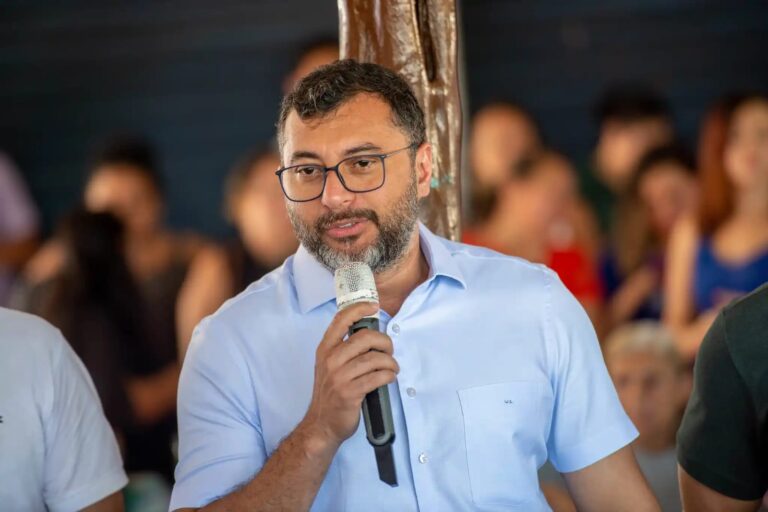 Em café em homenagem às mães, no bairro Compensa, governador Wilson Lima anuncia reforma de espaços de esporte e lazer