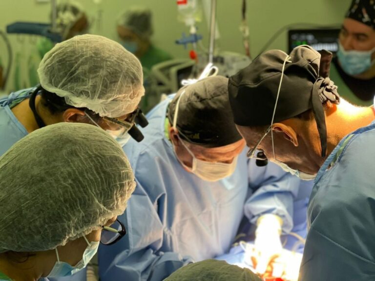 Cirurgia de separação das gêmeas siamesas nascidas no Amazonas é bem-sucedida