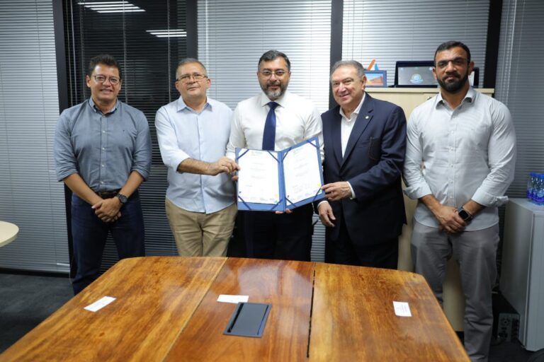 Wilson Lima assina convênio para a construção de centro de recreação em Codajás