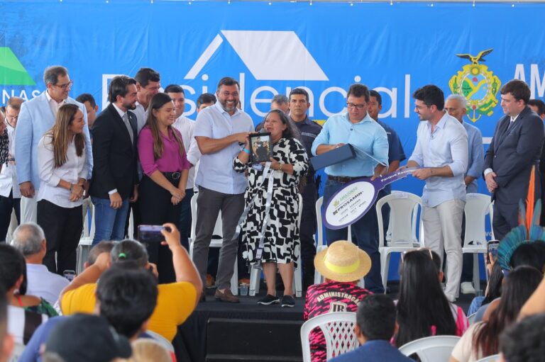 Wilson Lima entrega novo residencial do Prosamin+ para famílias que viviam em áreas de risco