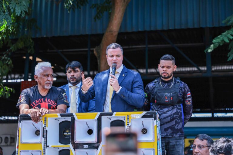 Rodrigo Sá lidera diálogo com mototaxistas e PL polêmico é retirado de tramitação para ajustes
