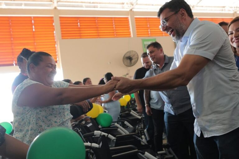 Em Lábrea, governador Wilson Lima entrega de cartões do Auxílio Estadual e fomenta setor primário