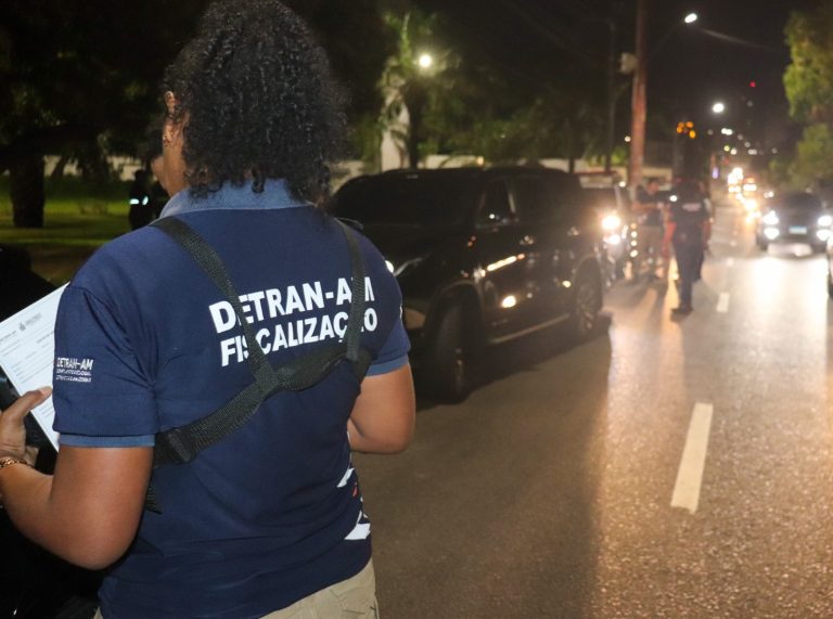 Motociclista é flagrado pelo Detran-AM pilotando sem capacete, sem identificação e ainda na contramão