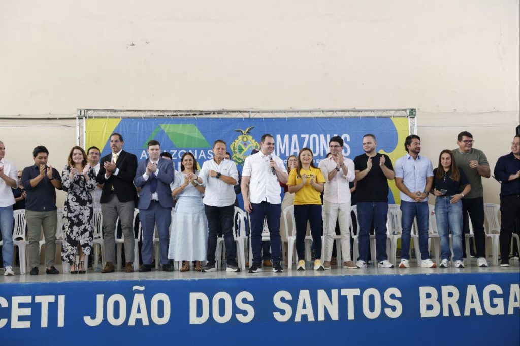 Roberto Cidade entrega 800 títulos definitivos na zona norte e fortalece a política de regularização fundiária no Amazonas