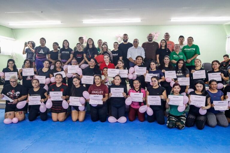 Primeira-dama Thaisa Cidade participa da entrega de certificação para alunas de curso de defesa pessoal