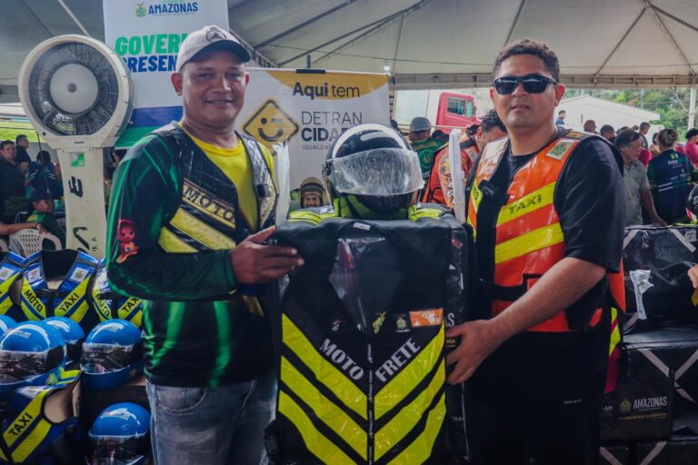 Governo Presente: Detran-AM entrega 210 kits de segurança a mototaxistas e motofretistas em Presidente Figueiredo