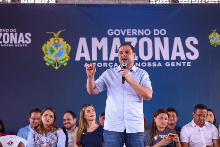 Roberto Cidade entrega mais de 400 títulos definitivos para moradores da zona norte de Manaus