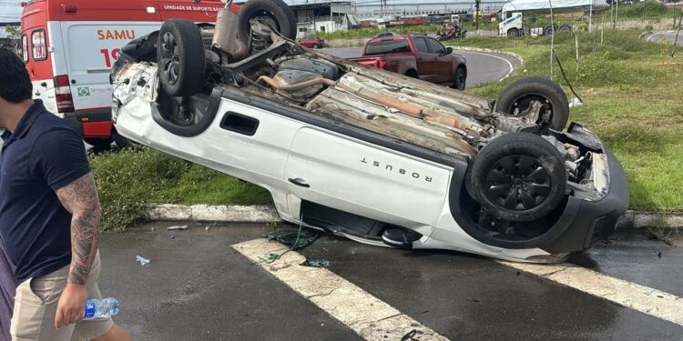 Carro capota após batida na avenida do Turismo, em Manaus