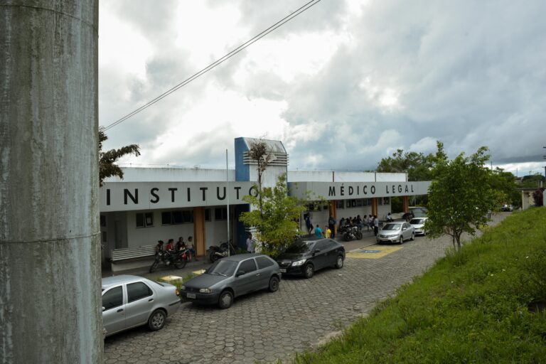 Homem é encontrado morto com cabeça esmagada por pedradas em Manaus