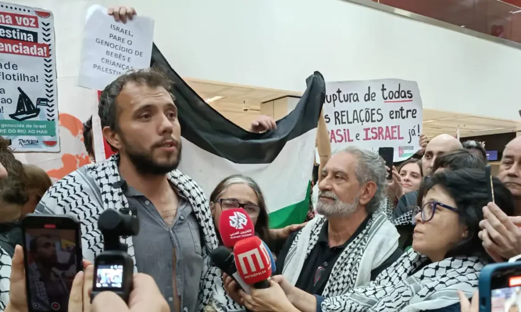 Ativista Thiago Ávila volta ao país após prisão em Israel
