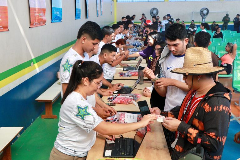 Doação de alimentos e CPF garantem acesso à Festa dos Visitantes em Parintins