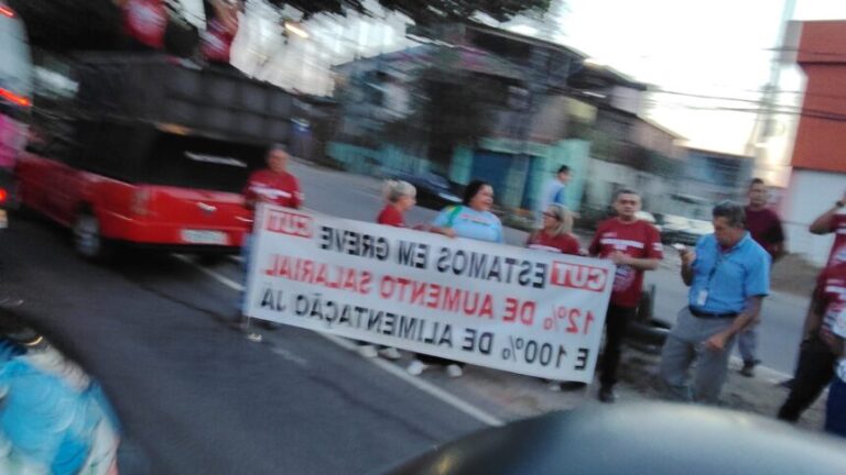 Greve do Transporte Especial deixa trânsito congestionado em Manaus