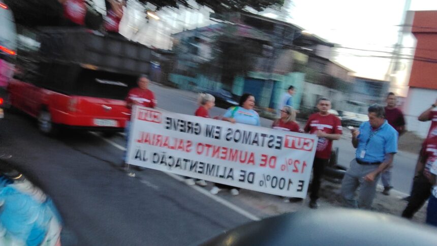 Greve do Transporte Especial deixa trânsito congestionado em Manaus