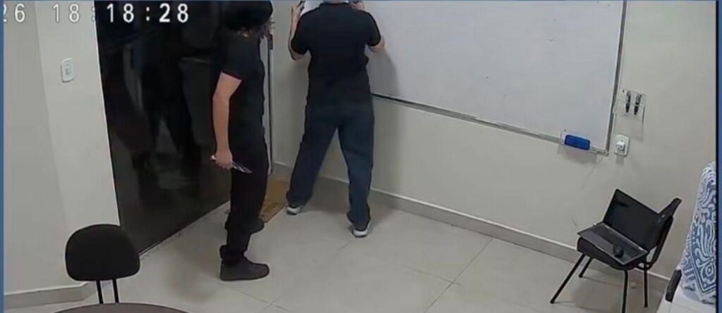 Aluno ataca professor com golpes de faca durante aula particular em Manaus