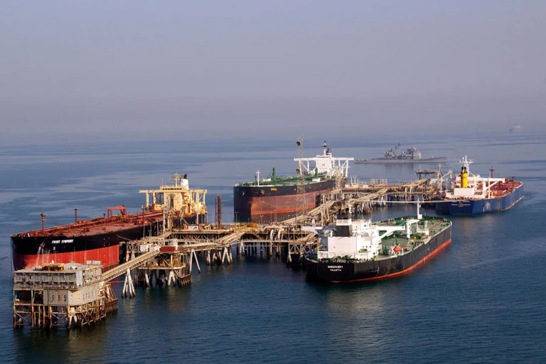 Tensão no Oriente Médio encarece o petróleo e pressiona inflação global