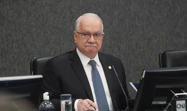 Fachin quebra silêncio e promete medidas “cabíveis e necessárias” sobre mensagens de banqueiro a Moraes