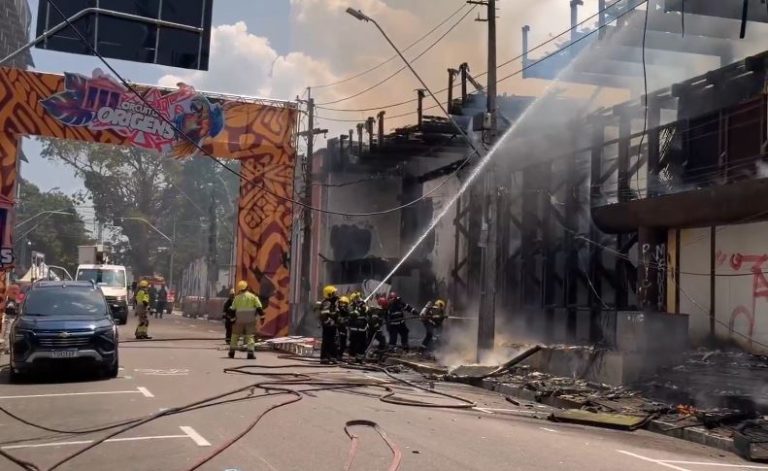 Incêndio de grandes proporções atinge antigo prédio do banco Basa no Centro de Manaus