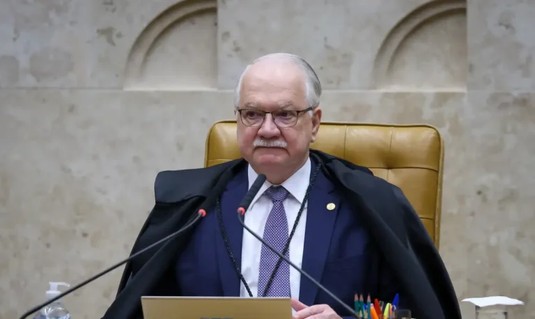 Fachin nega pedido para afastar Dino de ações sobre Flávio Bolsonaro