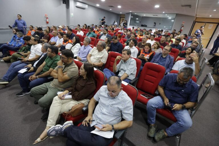 Governo do Amazonas reúne prefeitos e reforça articulação para combater queimadas e enfrentar a estiagem