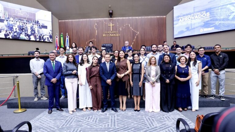 Presidente da Aleam, Adjuto Afonso, homenageia servidores públicos da Assembleia Legislativa do Amazonas