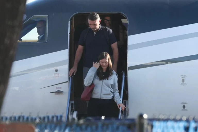 Flávio Bolsonaro chega aos Estados Unidos depois de fugir do Brasil
