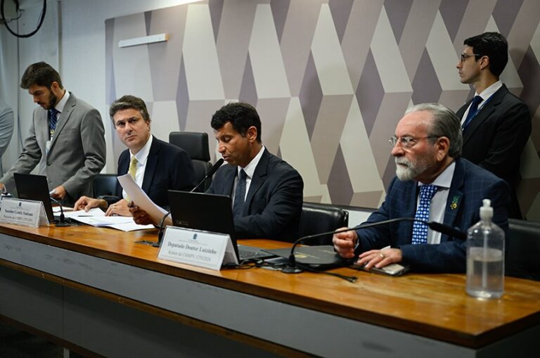 Comissão mista aprova MP que exige exame para exercício da medicina