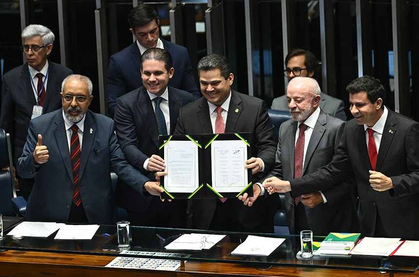 Congresso promulga o fim da escala 6×1 e aposentadoria de agentes de saúde